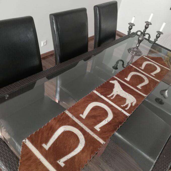 Bežec na stôl Luxury Cowhide BRAZÍLIA HORSE&HORSESHOE WHITE 30x170cm